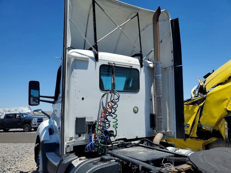 2016 Kenworth T680 Semi Truck