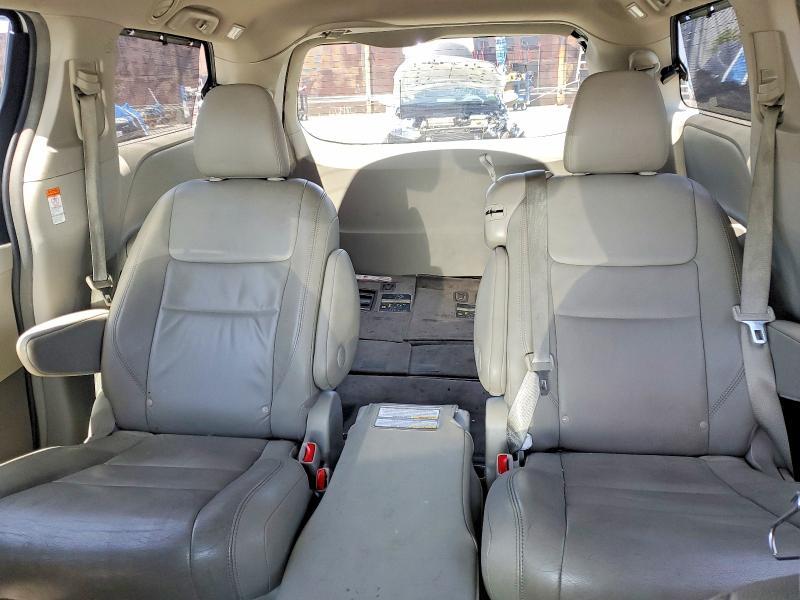 2015 Toyota Sienna xle 8-passenger