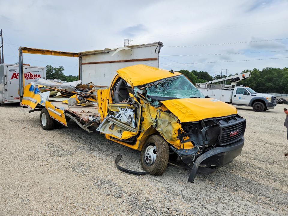 2022 GMC Savana G3500 BOX Truck