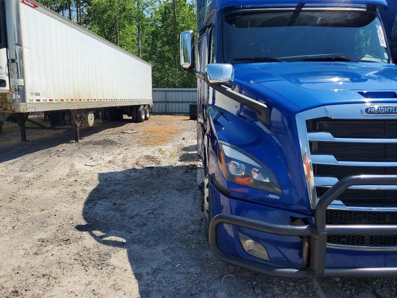 2020 Freightliner Cascadia 126