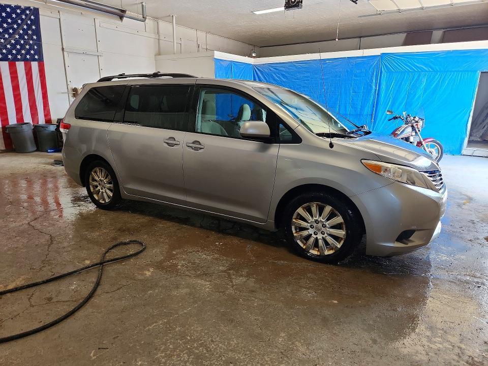2012 Toyota Sienna le