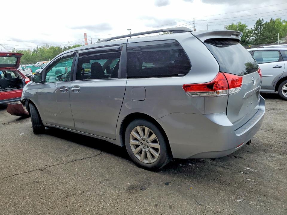2011 Toyota Sienna xle 7-passenger