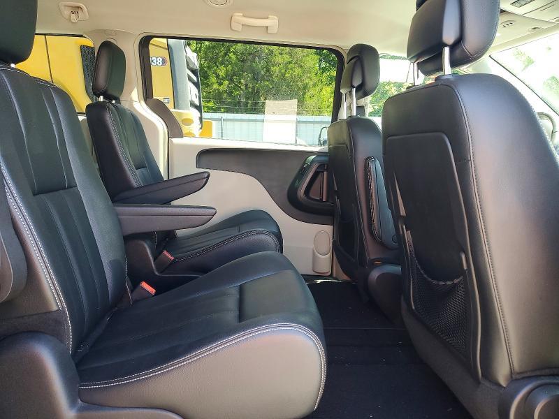 2015 Chrysler Town & Country lx