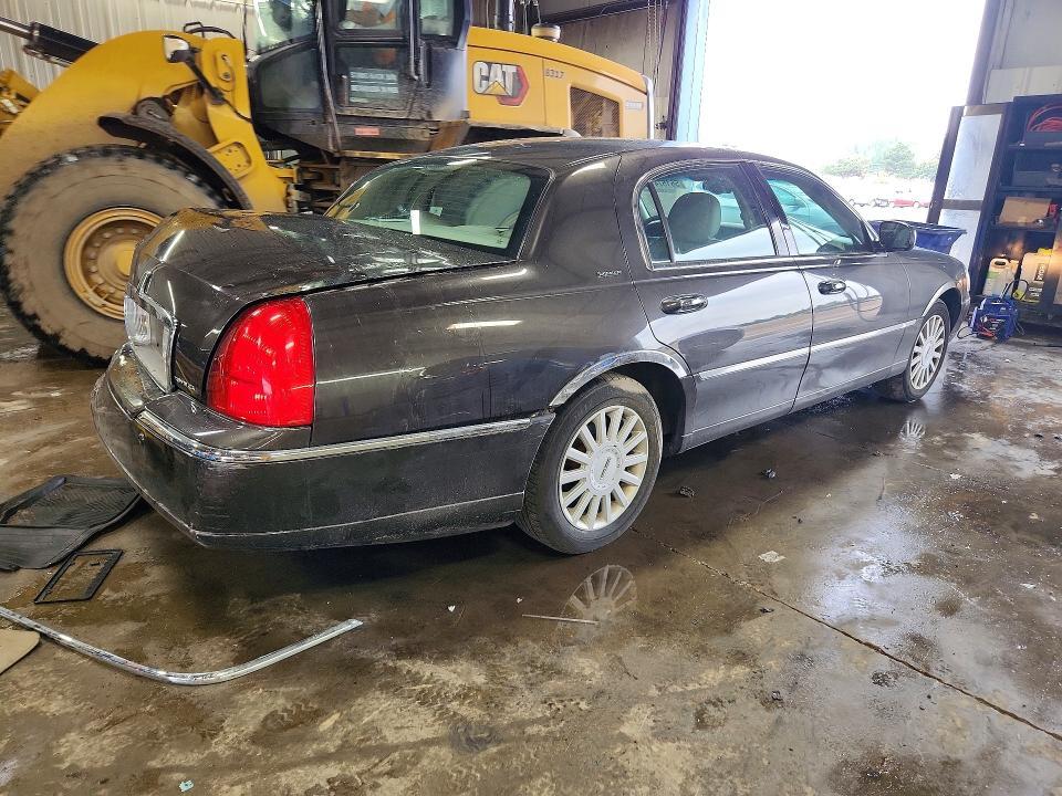 2005 Lincoln Town car Signature