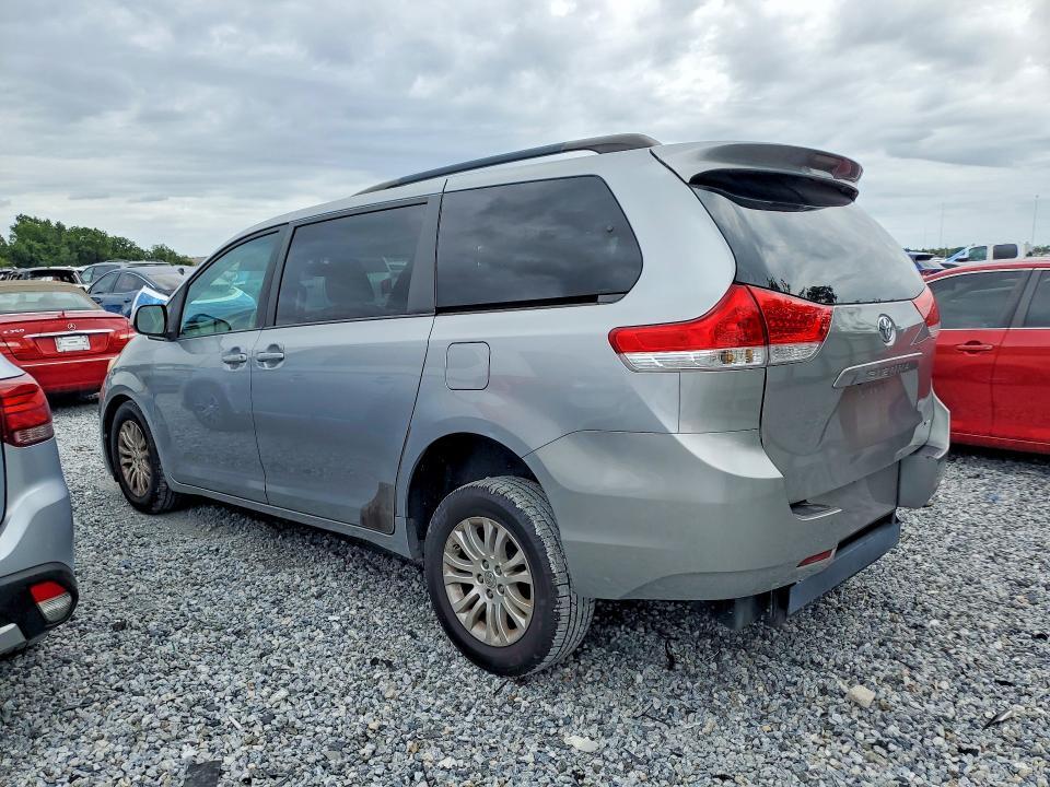 2013 Toyota Sienna xle 8-passenger