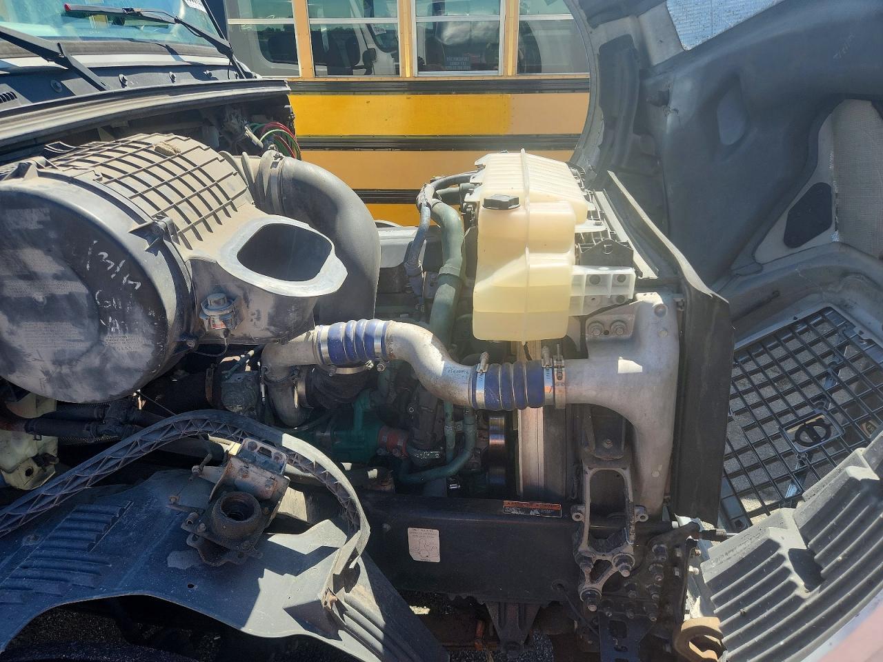 2014 Volvo VNL Semi Truck
