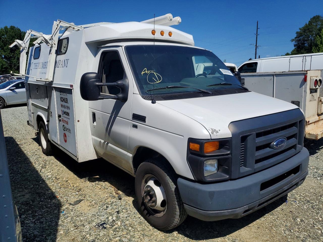 2013 Ford Econoline E350 Super Duty Cutaway Van