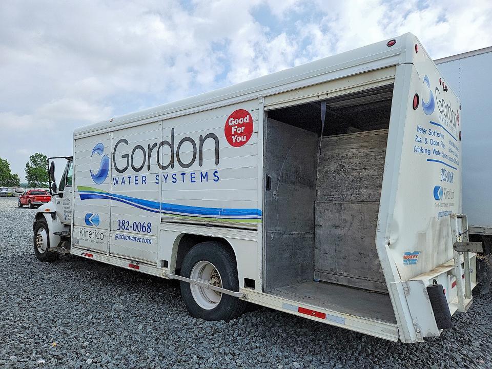 2004 International 4300 Delivery Truck