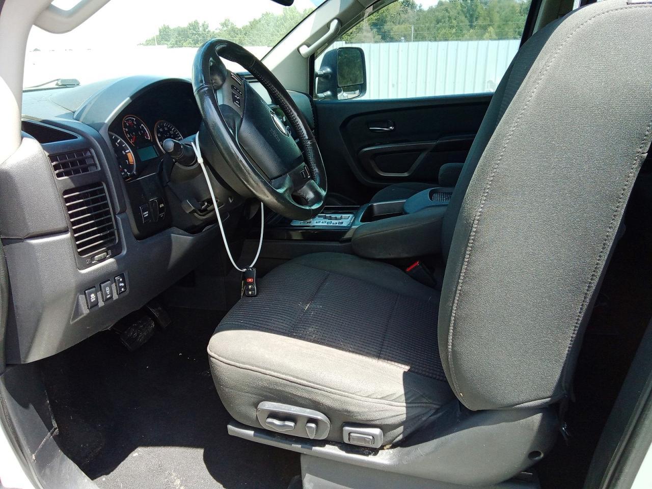 2015 Nissan Titan SV
