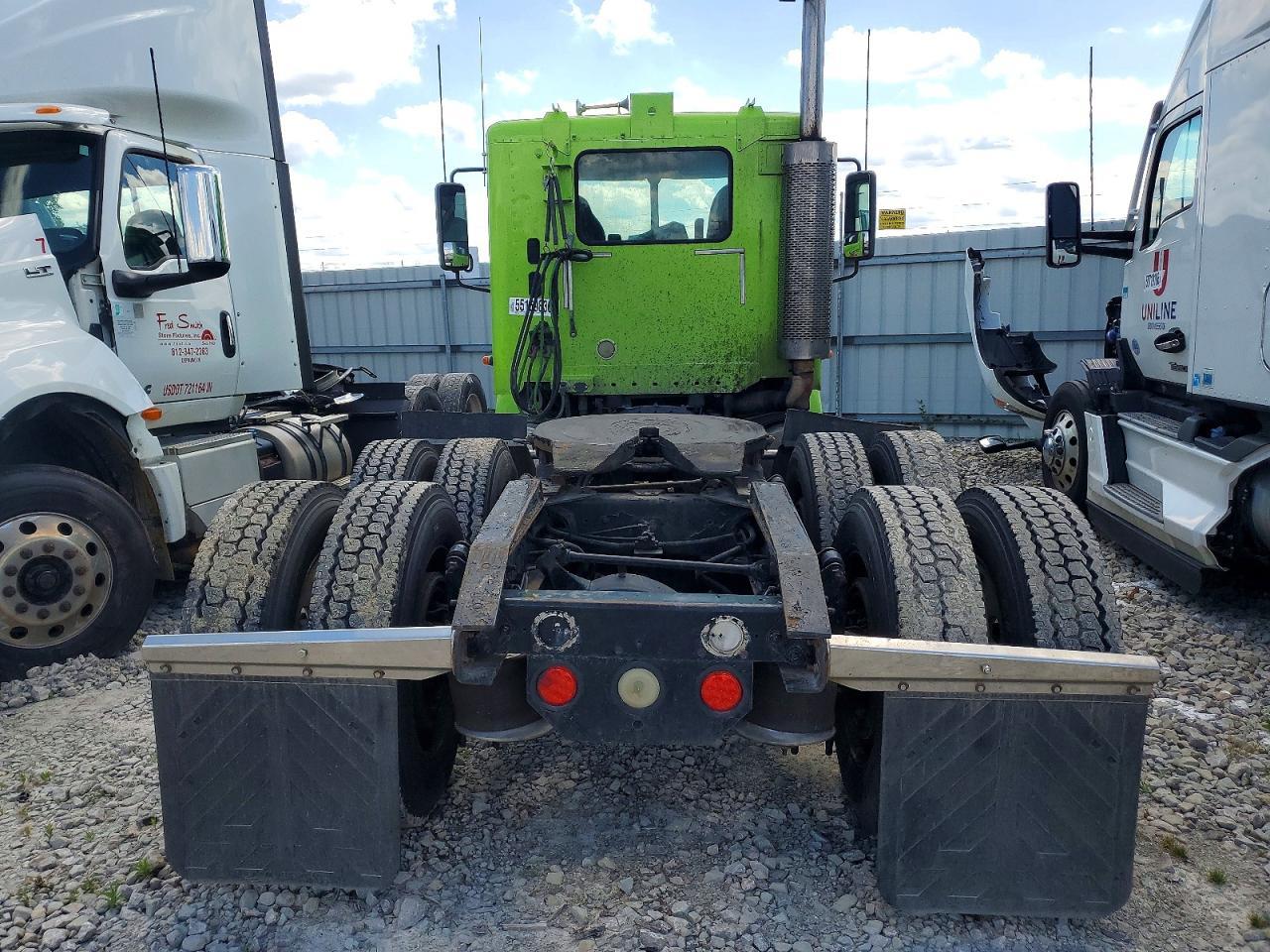 2002 Freightliner CST112 Semi Truck