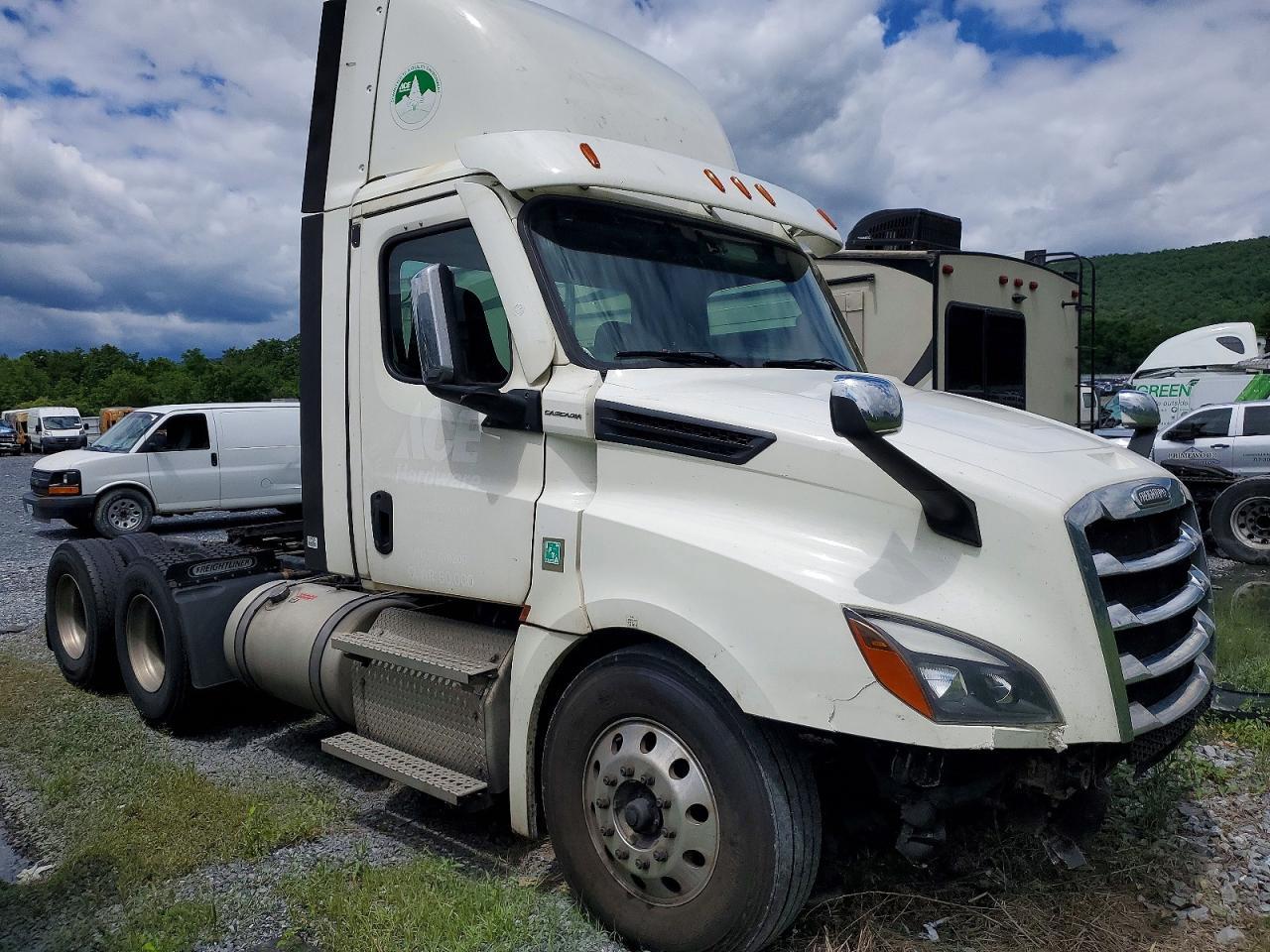 2022 Freightliner Cascadia 126 Semi Truck