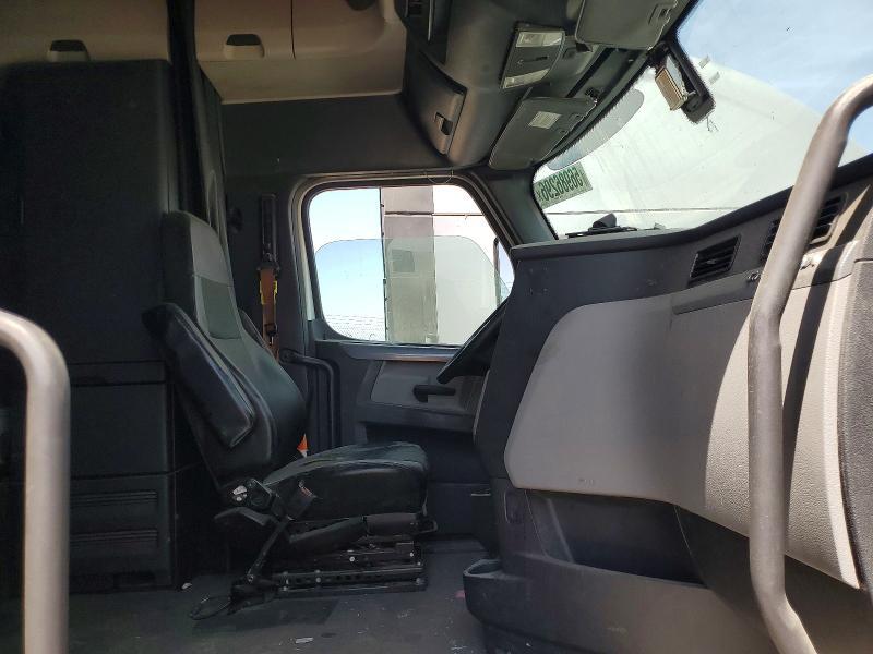 2020 Freightliner Cascadia 126