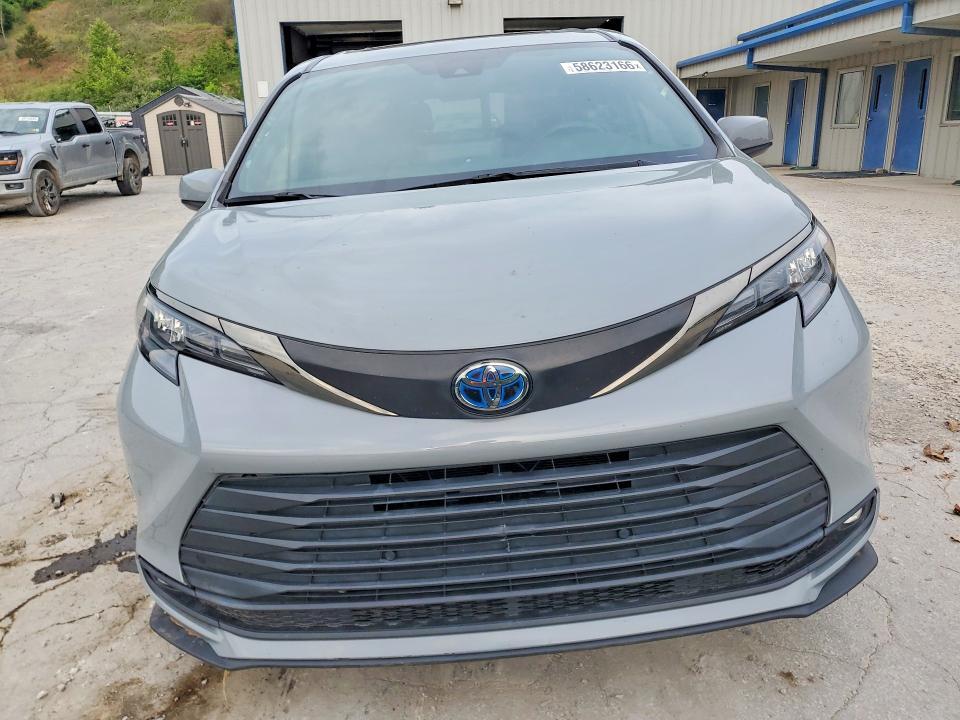 2022 Toyota Sienna xle