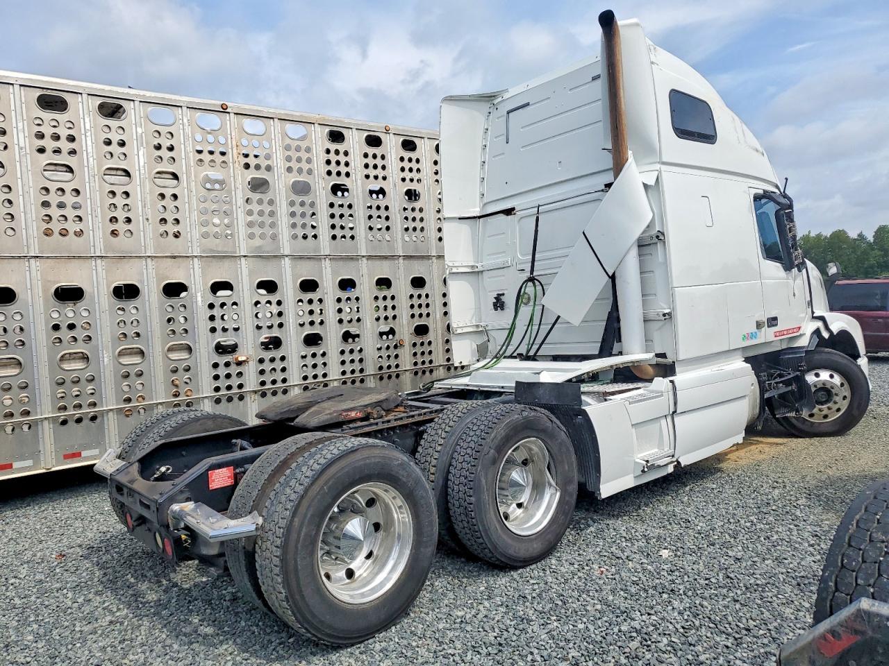 2015 Volvo VNL Semi Truck