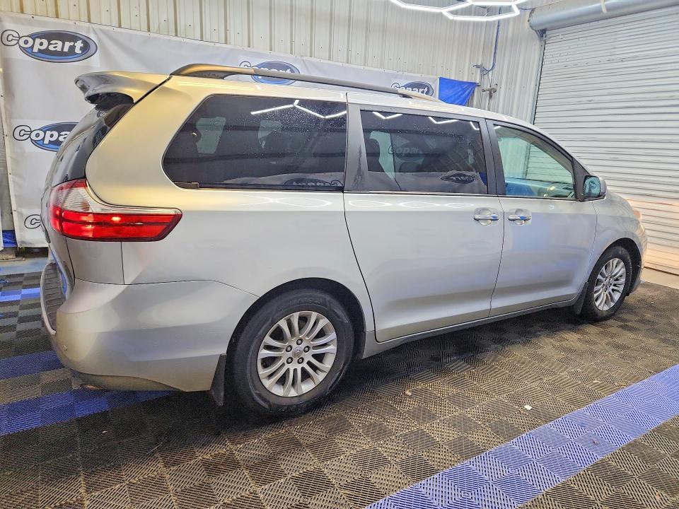 2015 Toyota Sienna xle 8-passenger