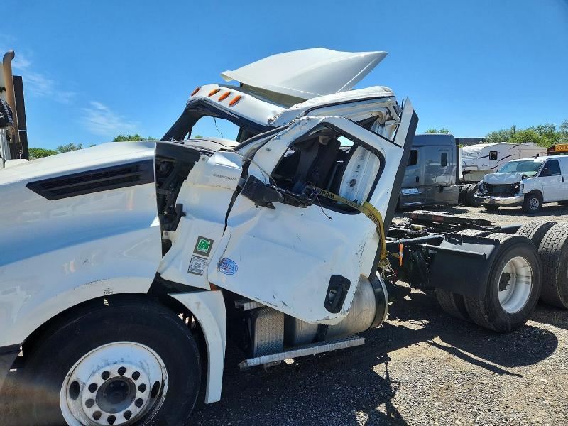 2021 Freightliner Cascadia 126 Semi Truck