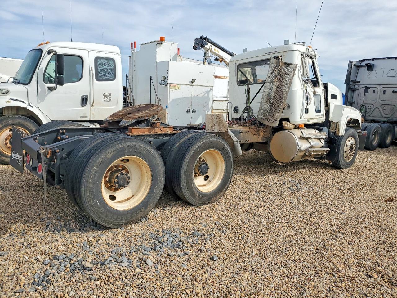 2010 Mack CHU613 Semi Truck