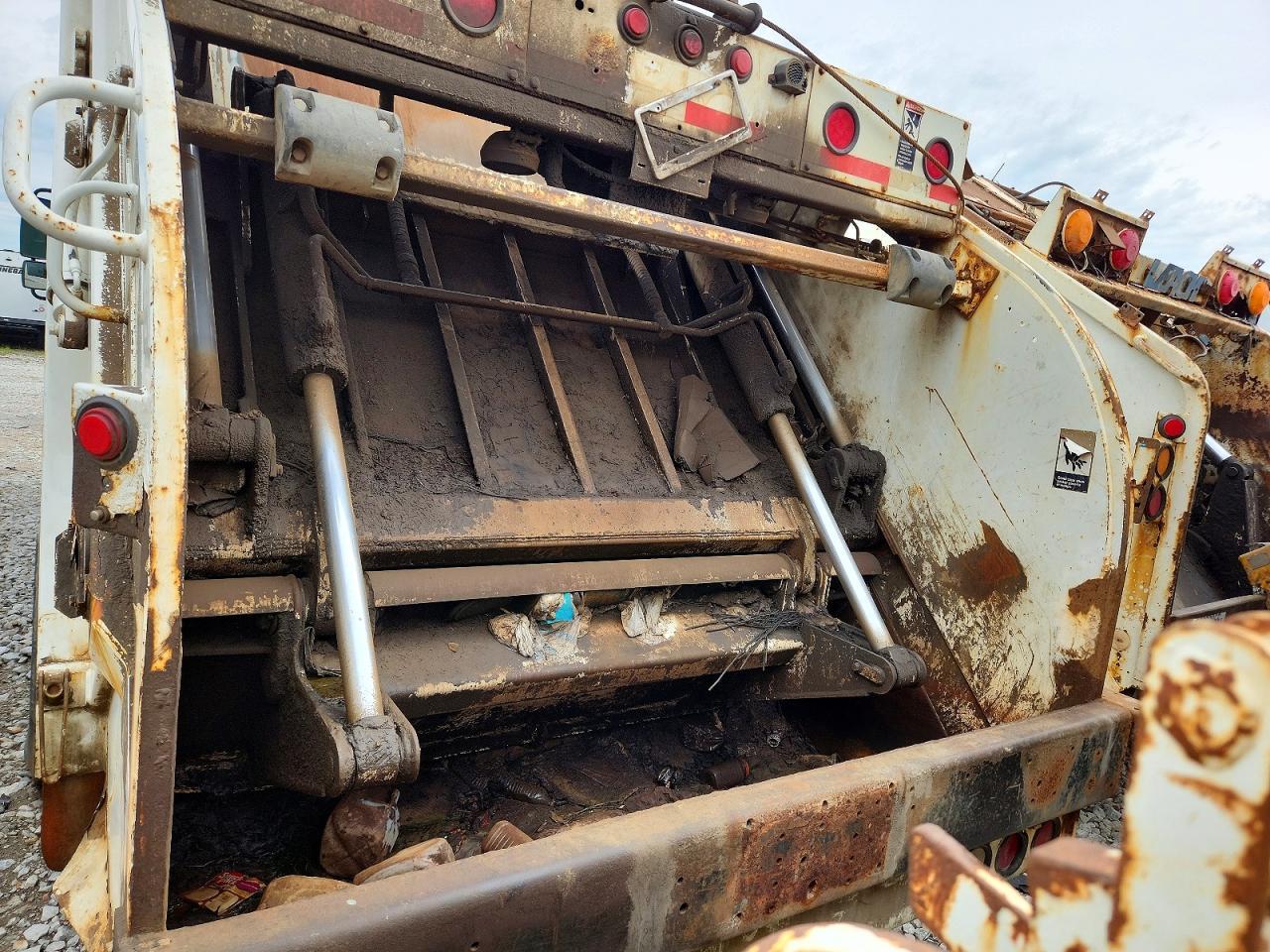 2006 International 7400 Refuse Truck
