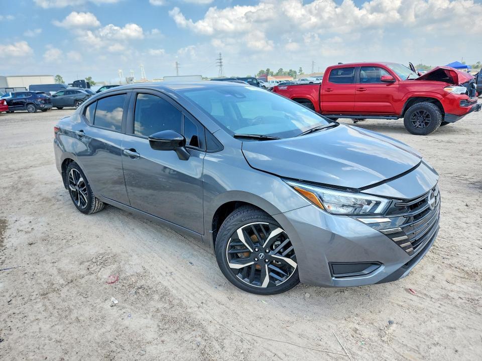 2025 Nissan Versa sr