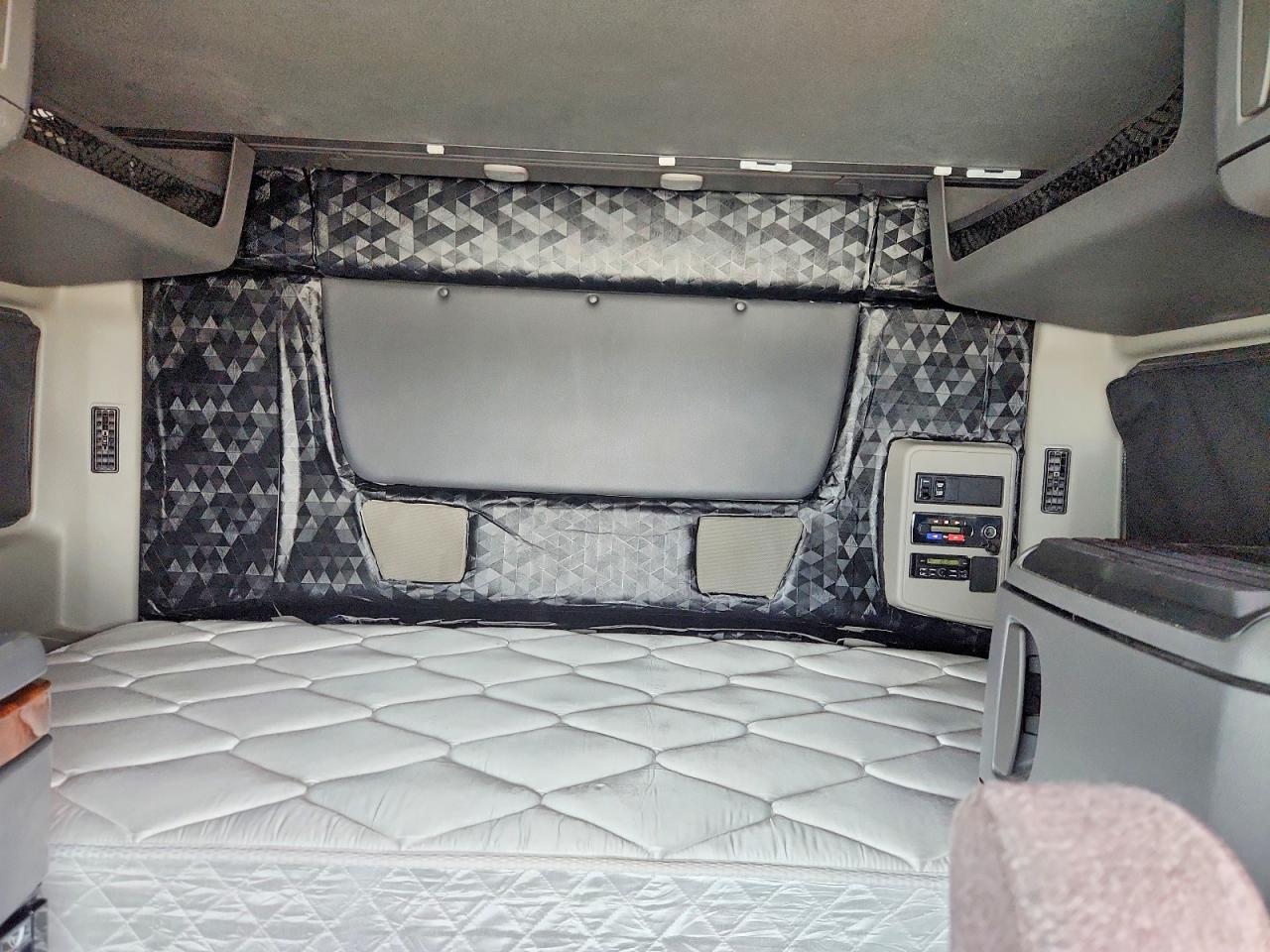 2020 International LT625 Semi Truck