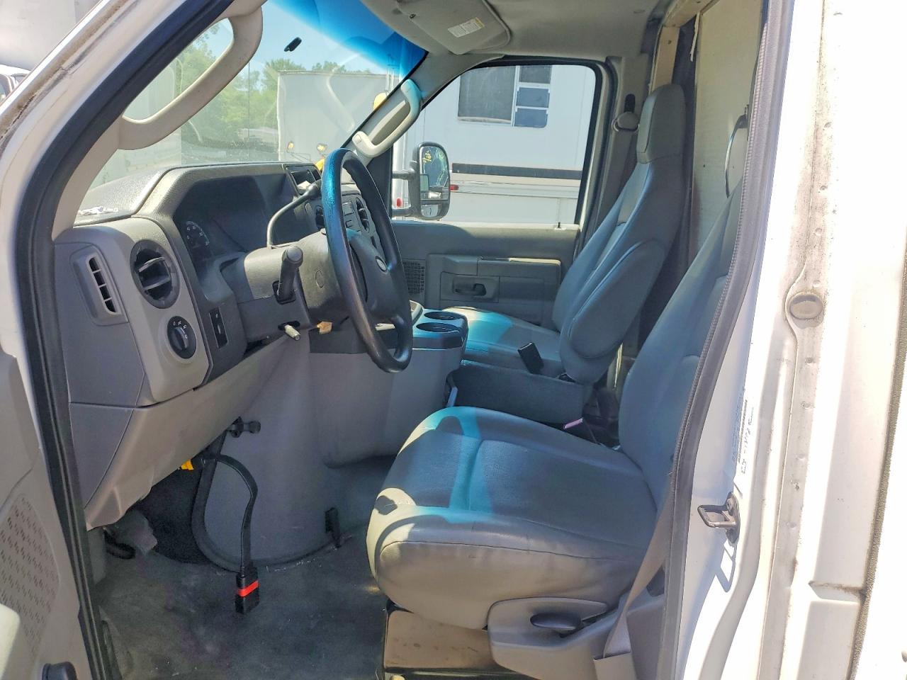 2012 Ford Econoline E350 Super Duty Cutaway Van