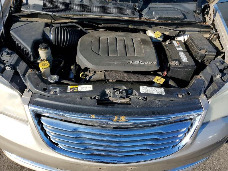 2013 Chrysler Town & Country Touring l