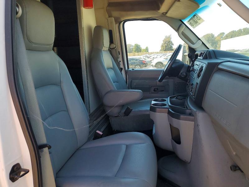 2010 Ford Econoline E450 Super Duty Cutaway Van