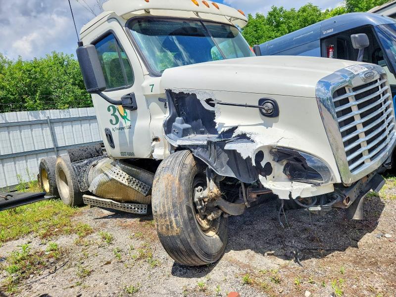 2015 Freightliner Cascadia Semi Truck