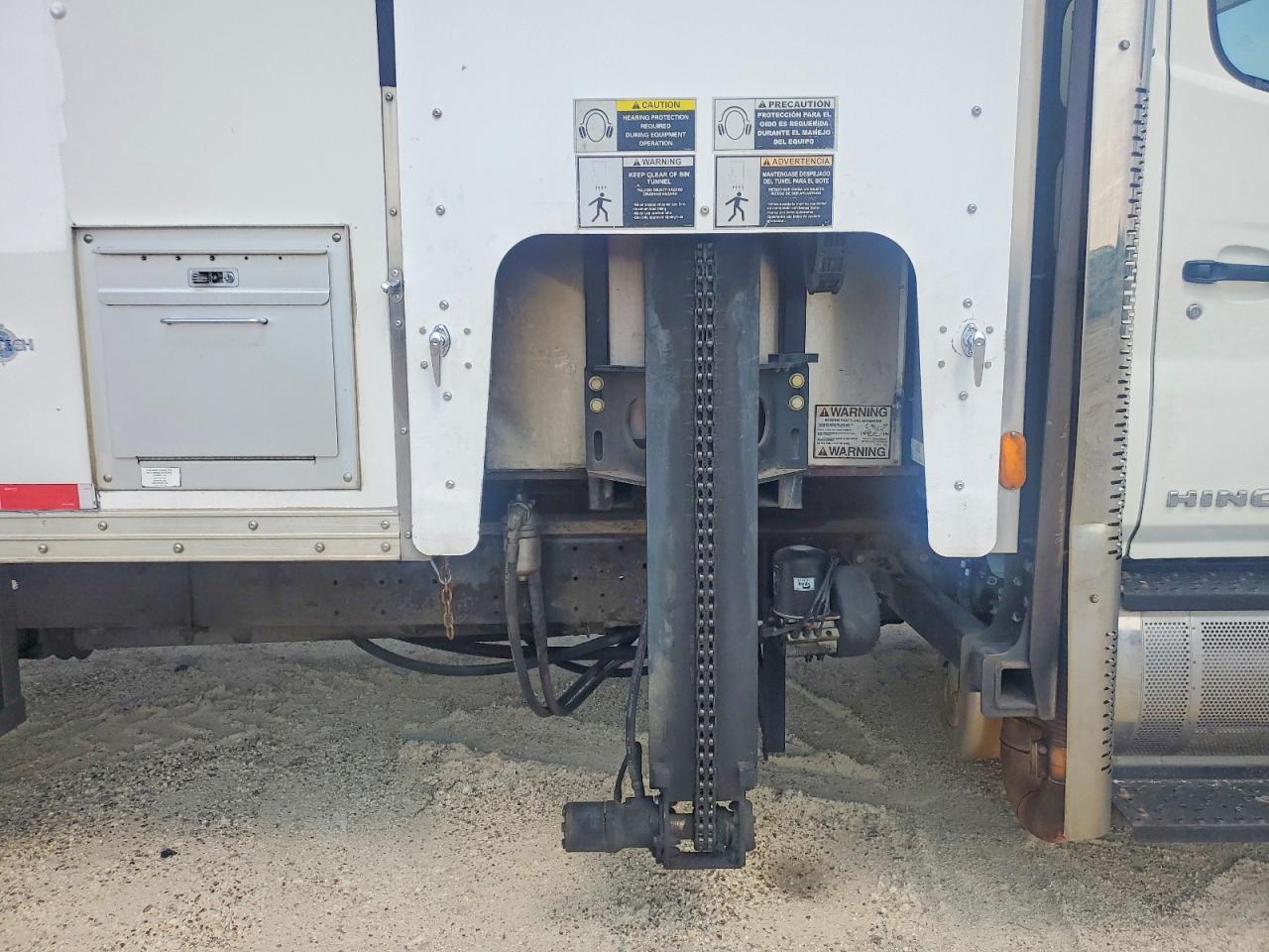 2013 Hino 338 BOX Truck