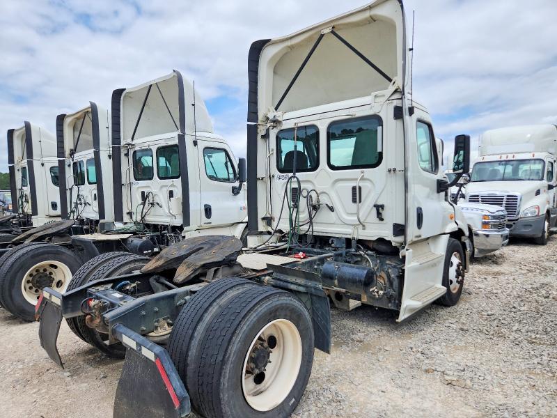2016 Freightliner Cascadia 113 Semi Truck
