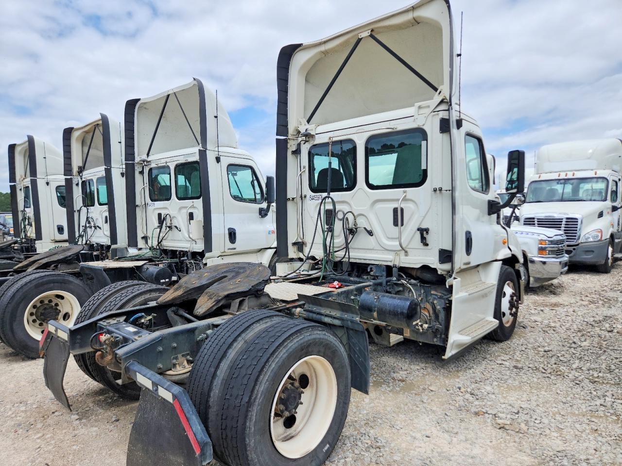2016 Freightliner Cascadia 113 Semi Truck