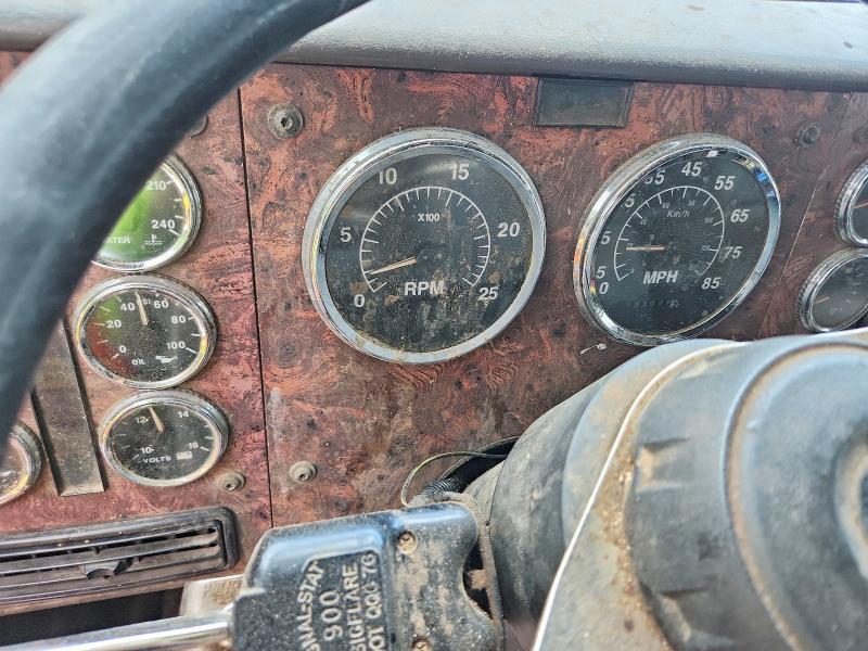 2000 International 9900I Semi Truck