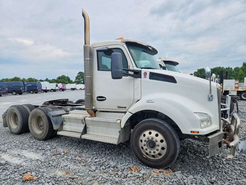 2017 Kenworth T880 Semi Truck