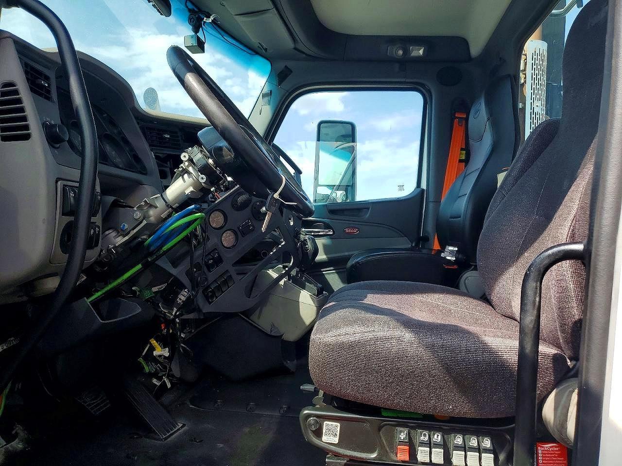 2017 Peterbilt 579 Semi Truck