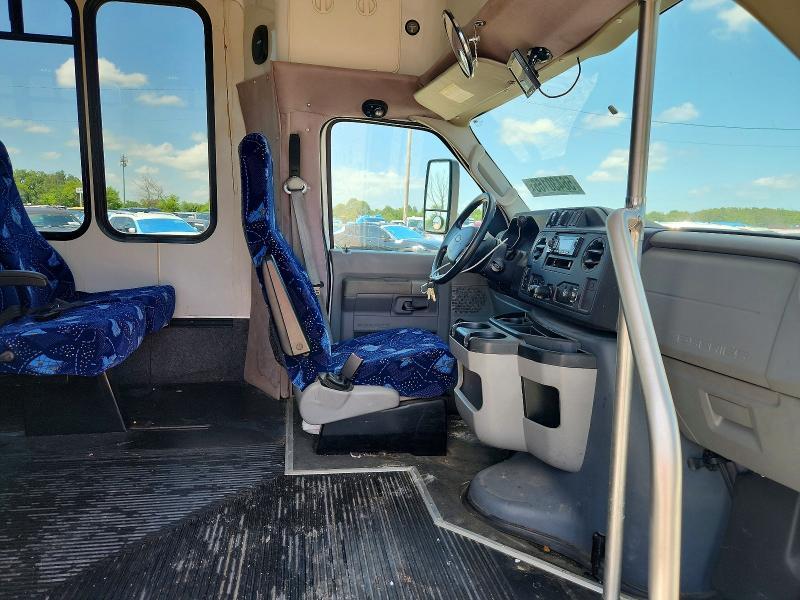 2011 Ford Econoline E450 Super Duty Cutaway Van