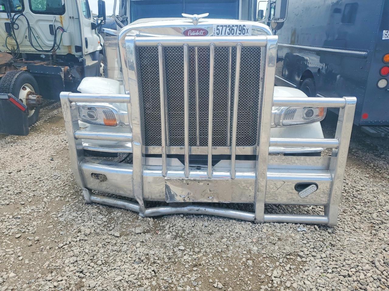 2014 Peterbilt 389 Semi Truck