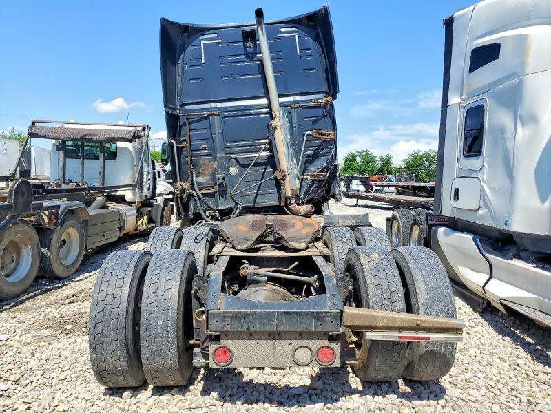 2000 Volvo VNL Semi Truck