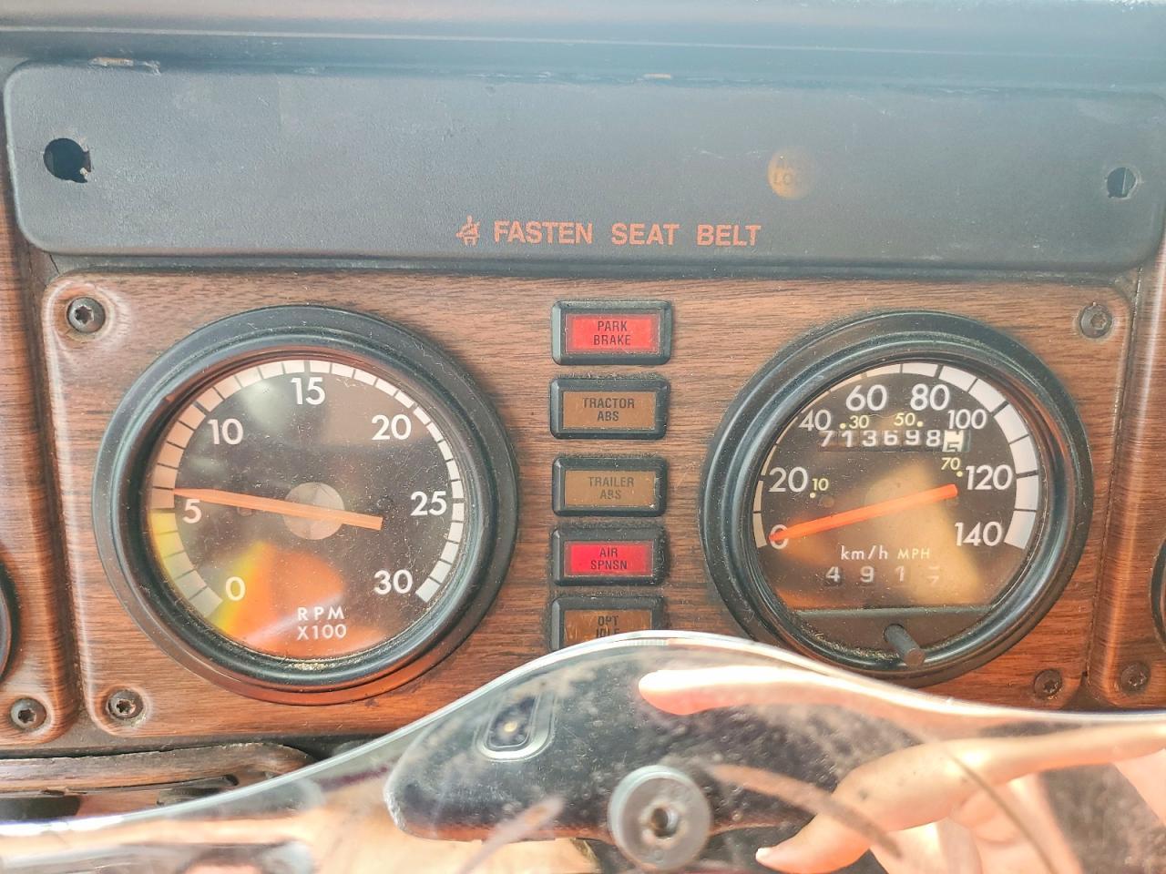 2001 Freightliner FLD120 Semi Truck