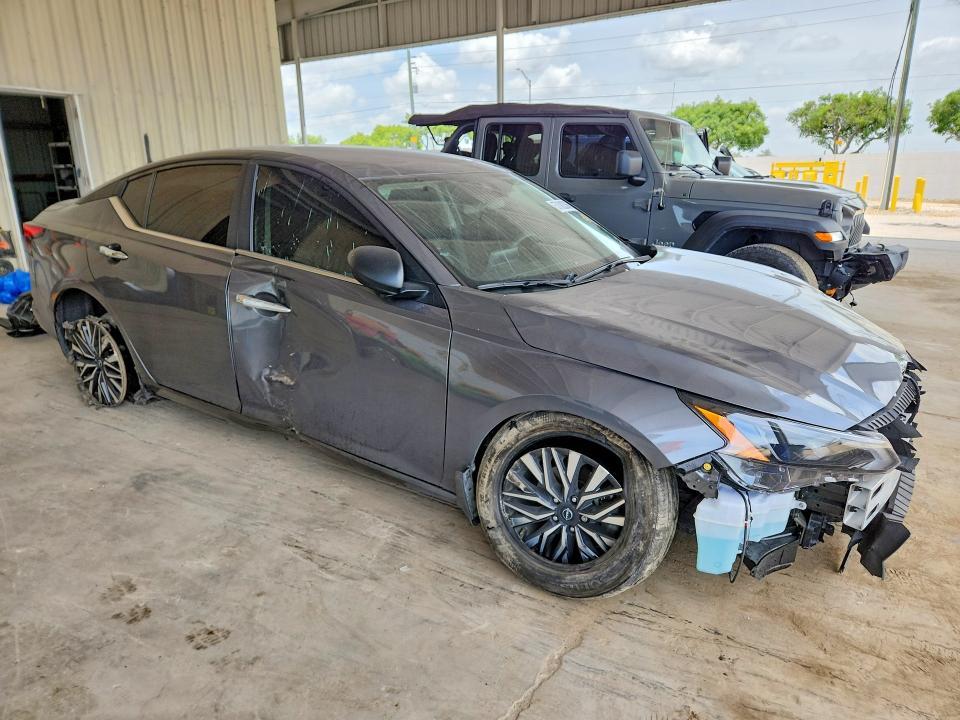 2024 Nissan Altima sv