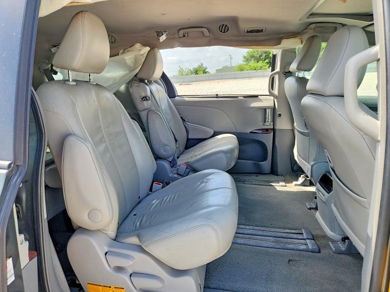 2012 Toyota Sienna xle 8-passenger