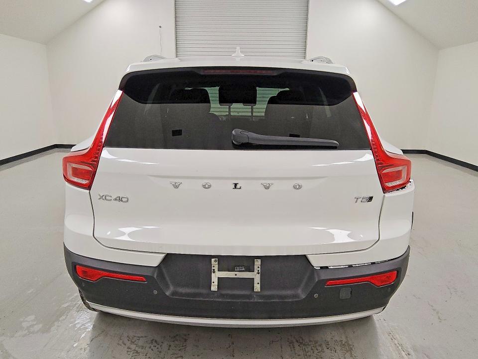 2021 Volvo Xc40 T5 Momentum