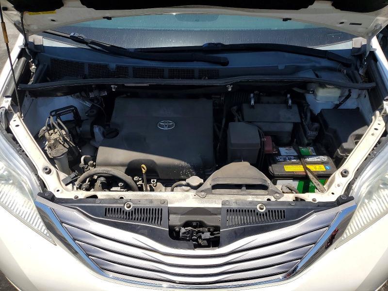 2015 Toyota Sienna xle 8-passenger