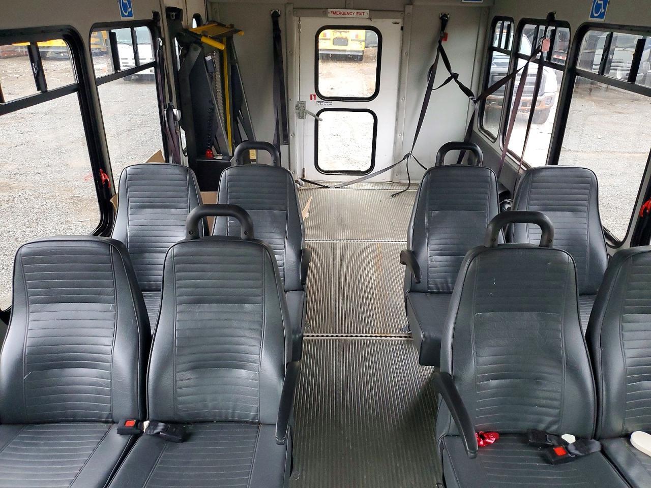 2007 Ford Econoline E450 Super Duty Cutaway Van