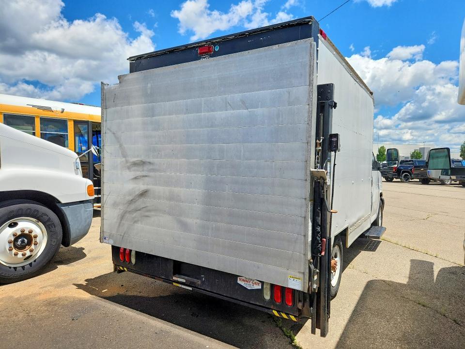 2004 GMC Savana box Truck