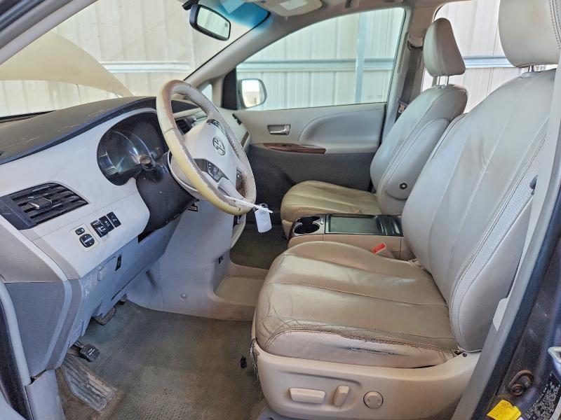 2011 Toyota Sienna xle 8-passenger