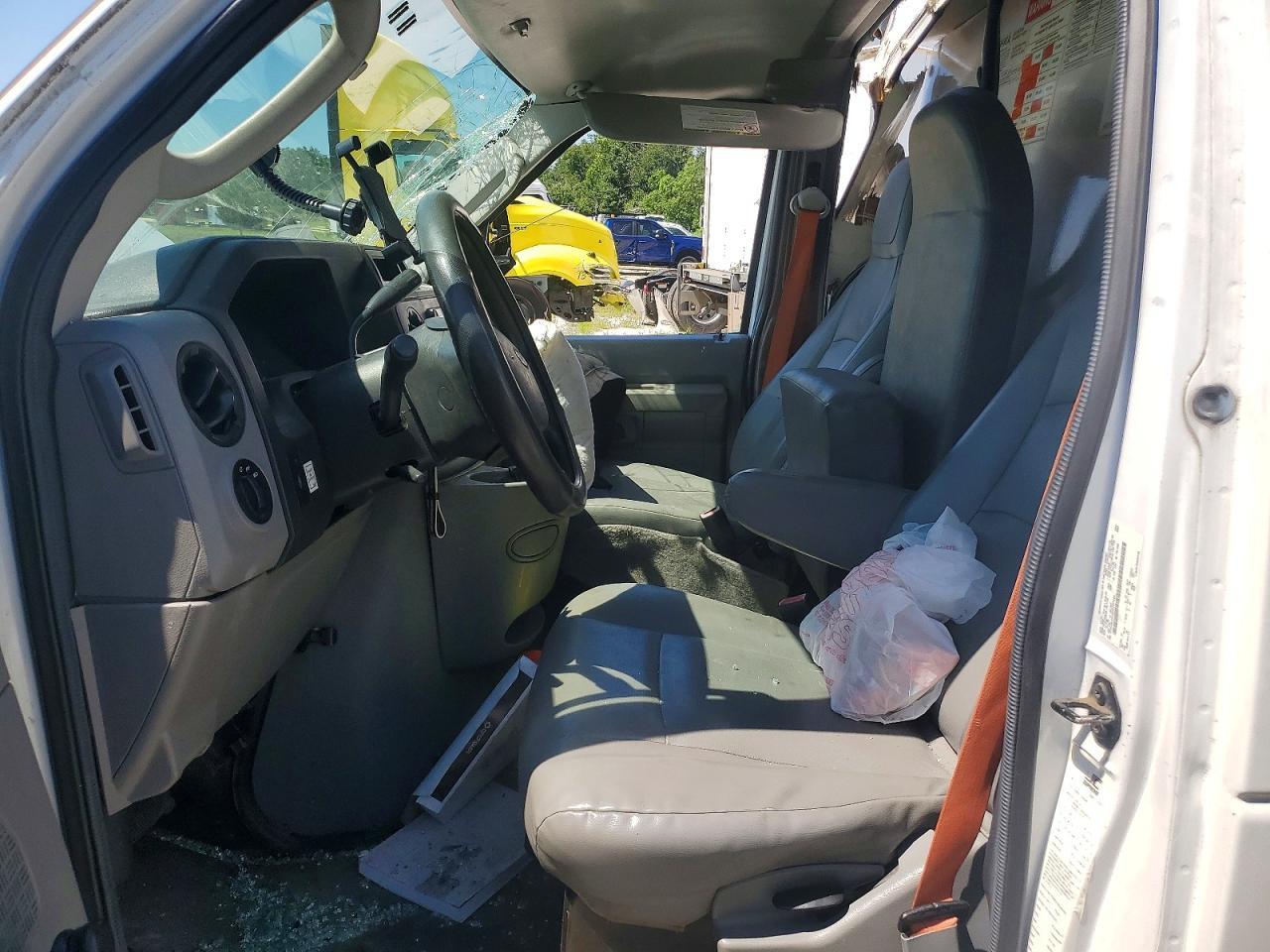 2014 Ford Econoline E350 Super Duty Cutaway Van