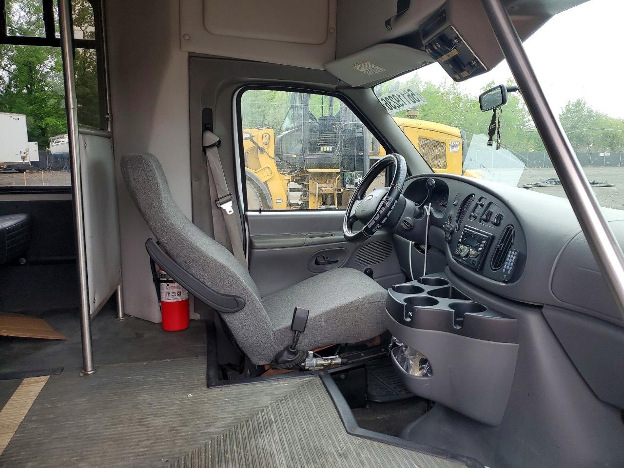 2007 Ford Econoline E450 Super Duty Cutaway Van