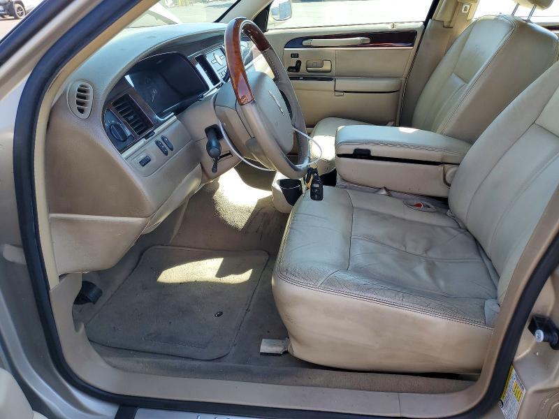 2010 Lincoln Town car Signature Limited