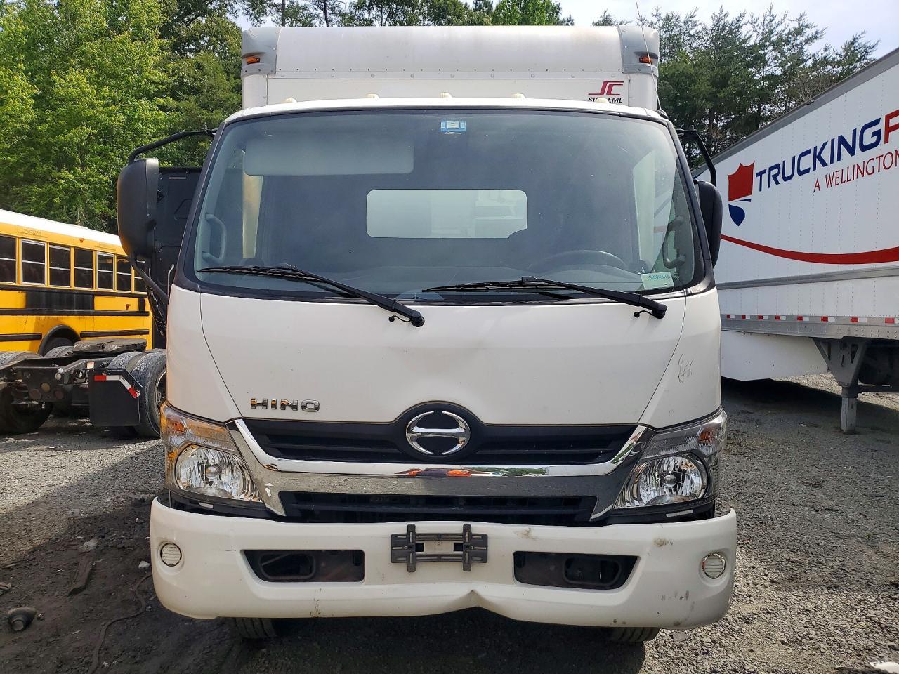 2017 Hino 195 BOX Truck