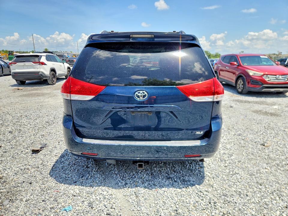 2011 Toyota Sienna xle 8-passenger